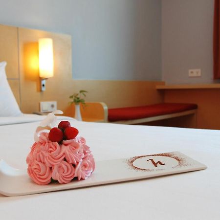 Arcadia Surabaya Hotel エクステリア 写真