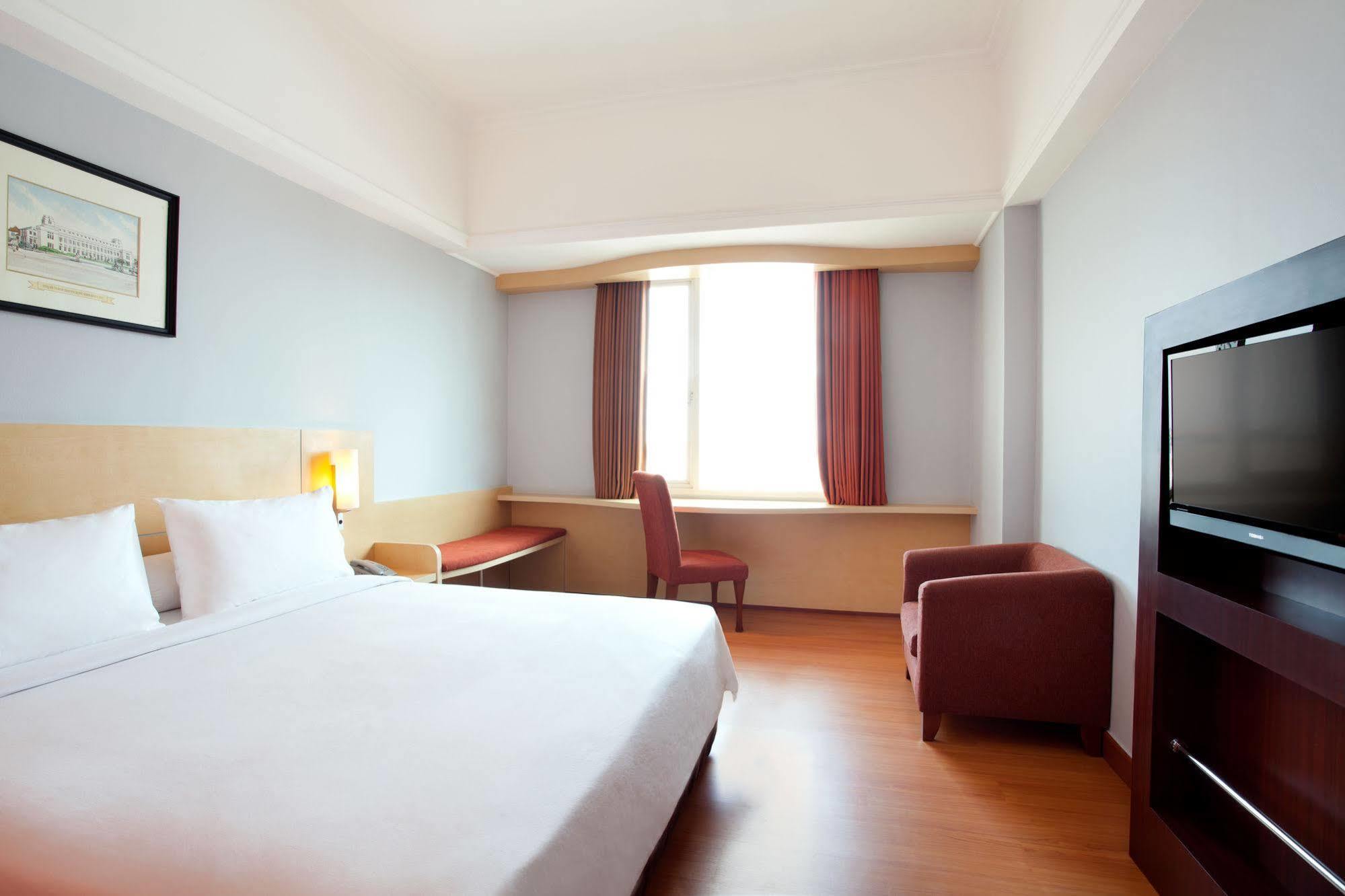 Arcadia Surabaya Hotel エクステリア 写真