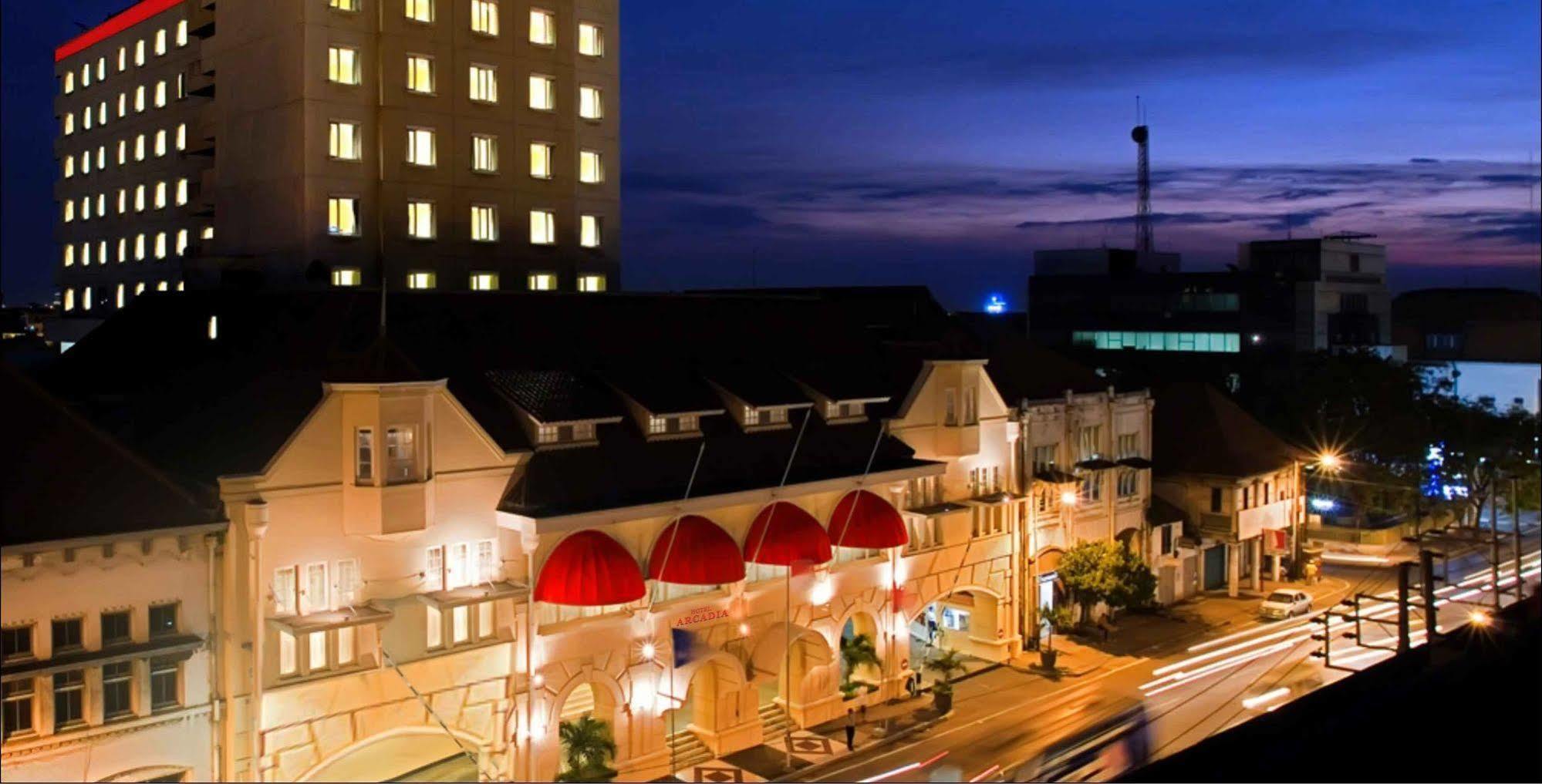 Arcadia Surabaya Hotel エクステリア 写真